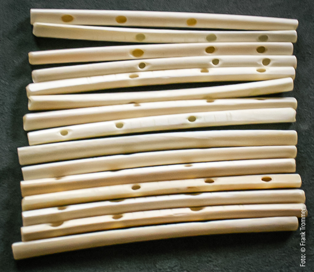 Replikas_Schwanenknochenfloeten_Geissenkloesterle - Replik von Trommer Archaeotechnik